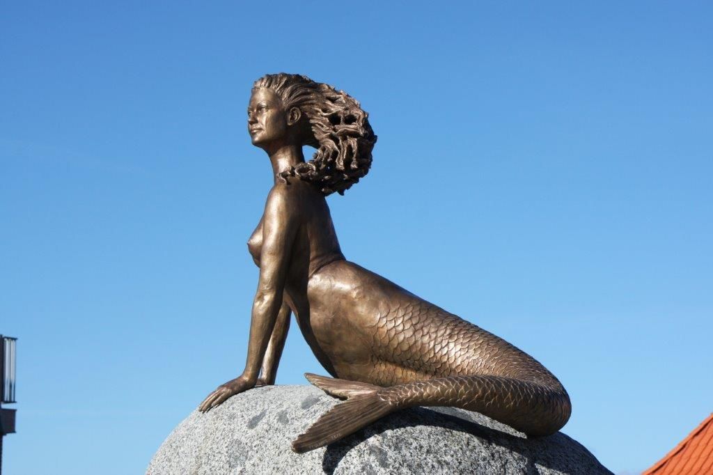 Mermaid Statue aus Bronze, Satz in Hirtshals in 2016. Erstellt von Bildhauern Stinne Teglhus